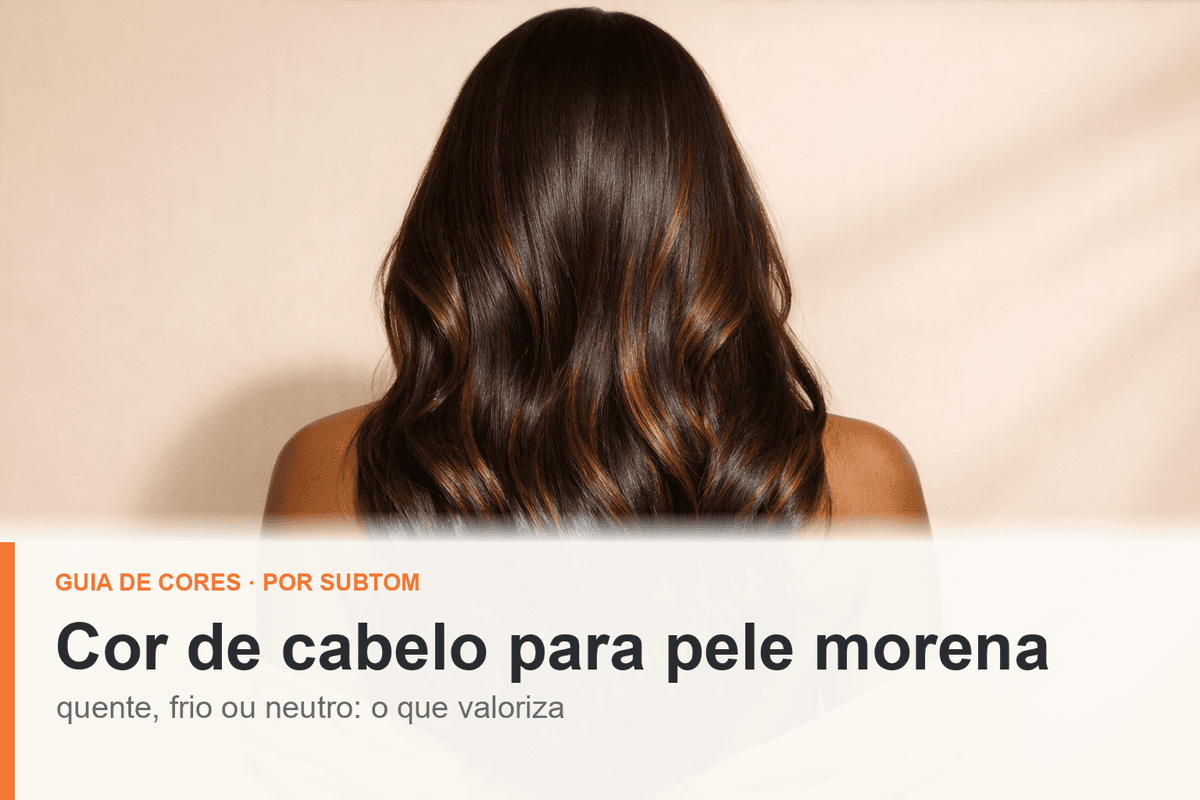 Mulher de pele morena de costas com cabelo longo castanho chocolate e mechas caramelo