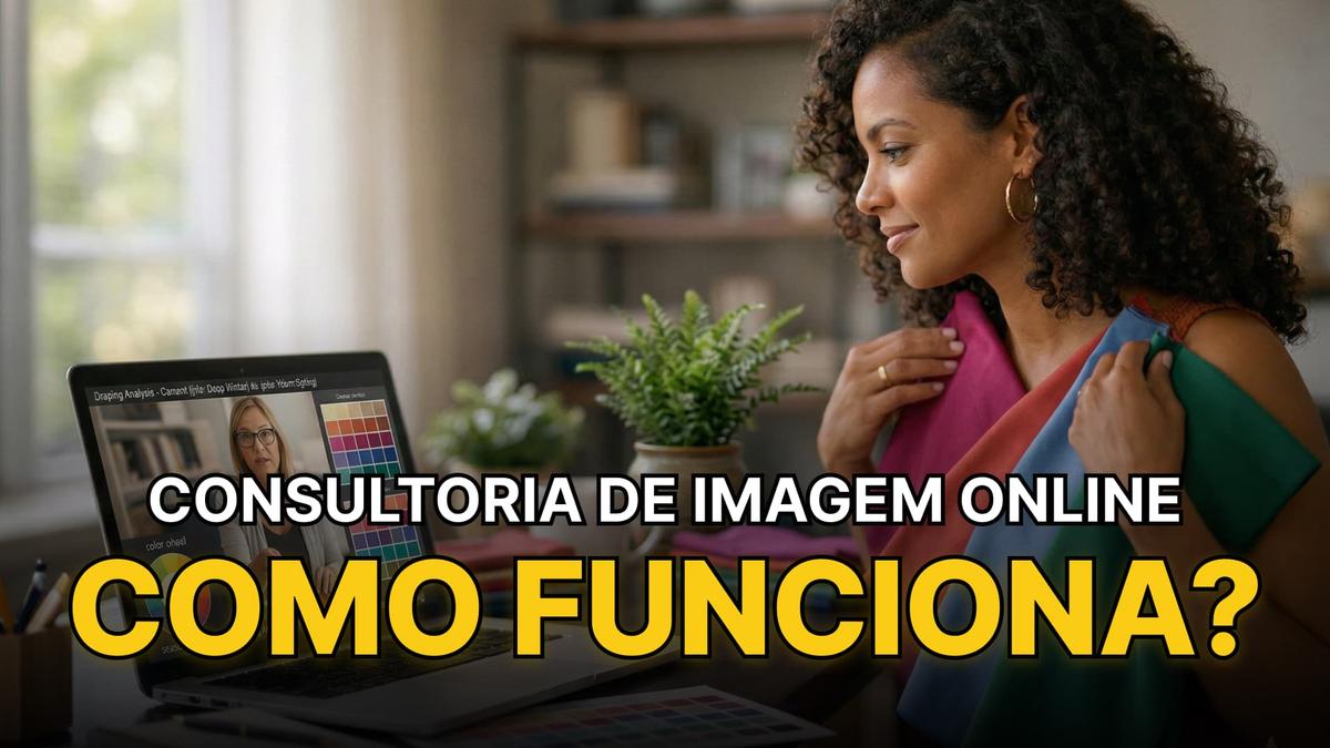 Consultoria de imagem online como funciona? Mulher analisa tecidos coloridos frente ao notebook com paleta de cores.