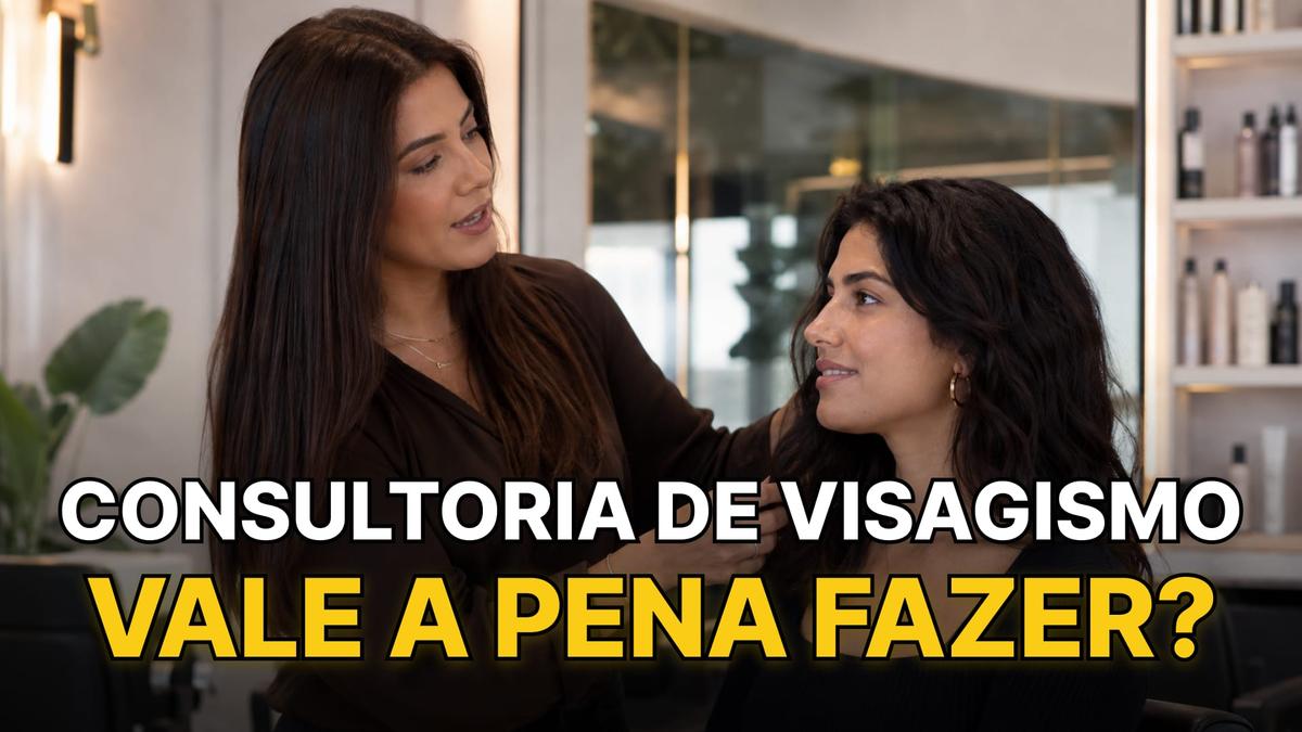 Mulher profissional analisa cliente mulher. Texto: Consultoria de visagismo vale a pena fazer?