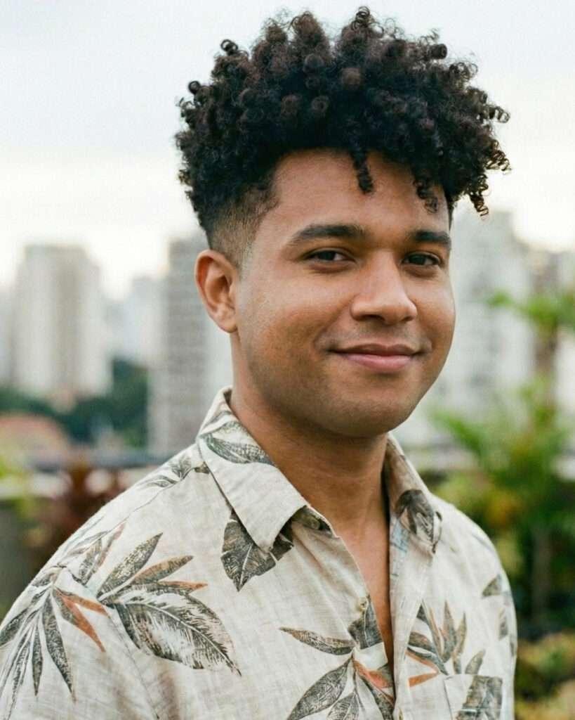 Homem com tipo de cabelo cacheado apertado