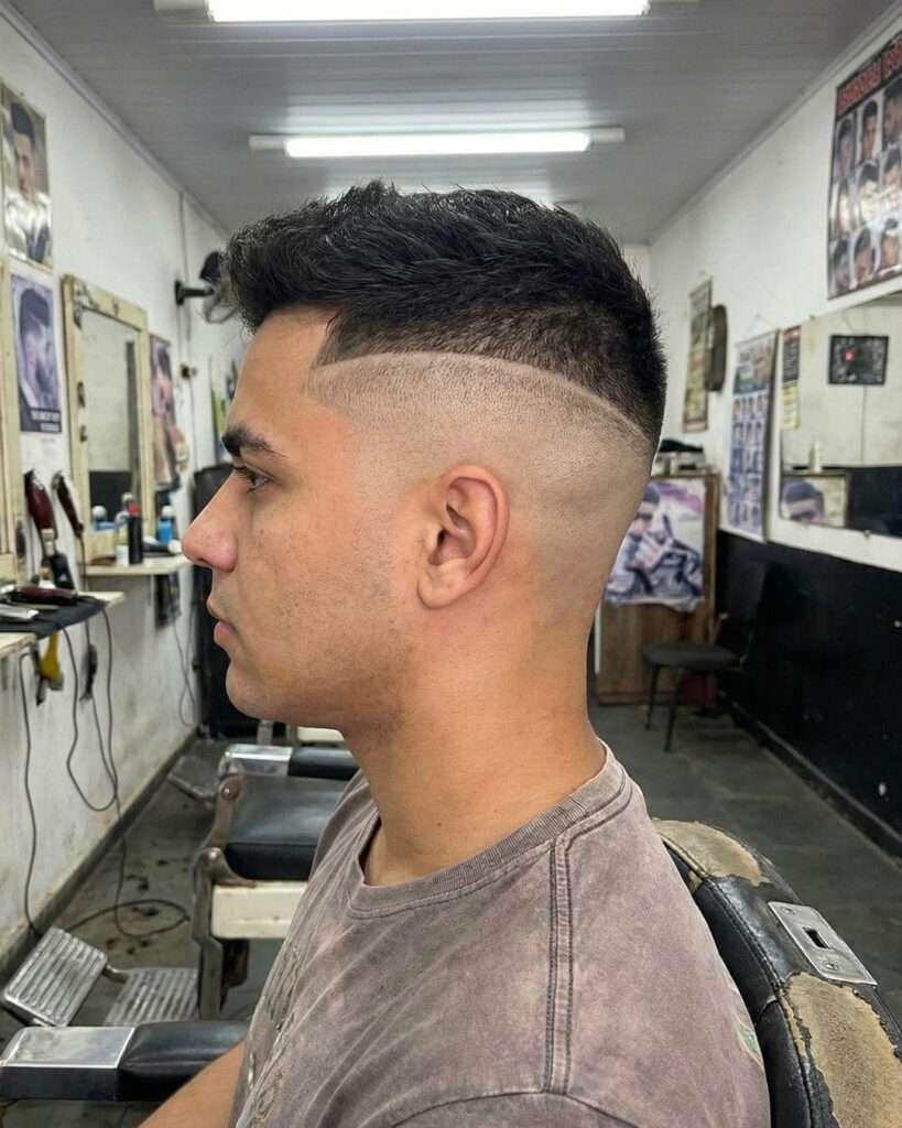 homem com corte que está fora de moda, degradê muito alto