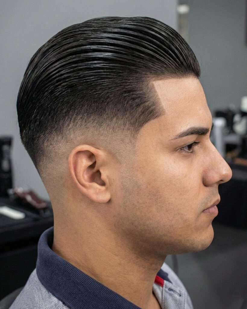 Homem com corte de cabelo degradê com cabelo liso para trás