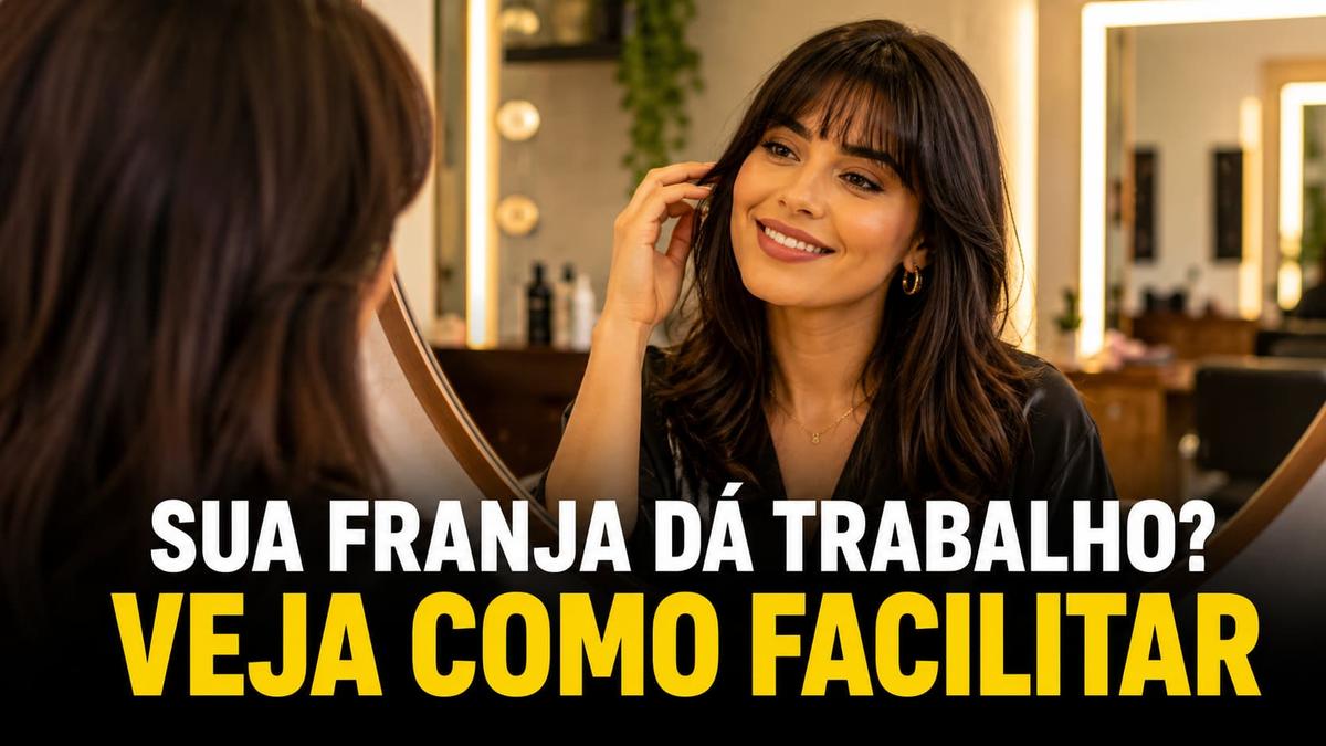 : Mulher sorrindo para seu reflexo em um espelho iluminado, tocando em sua franja. Texto diz: "SUA FRANJA DÁ TRABALHO? VEJA COMO FACILITAR"