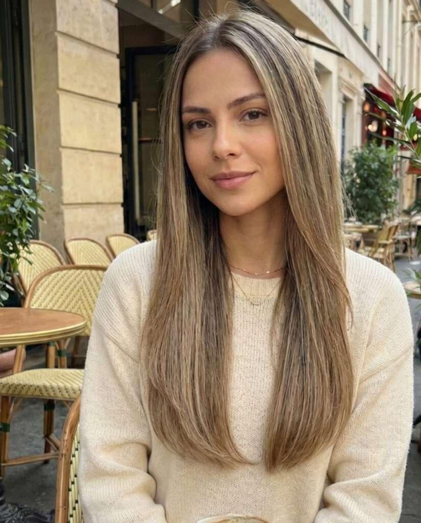 Mulher com cabelo loiro escuro longo e fino