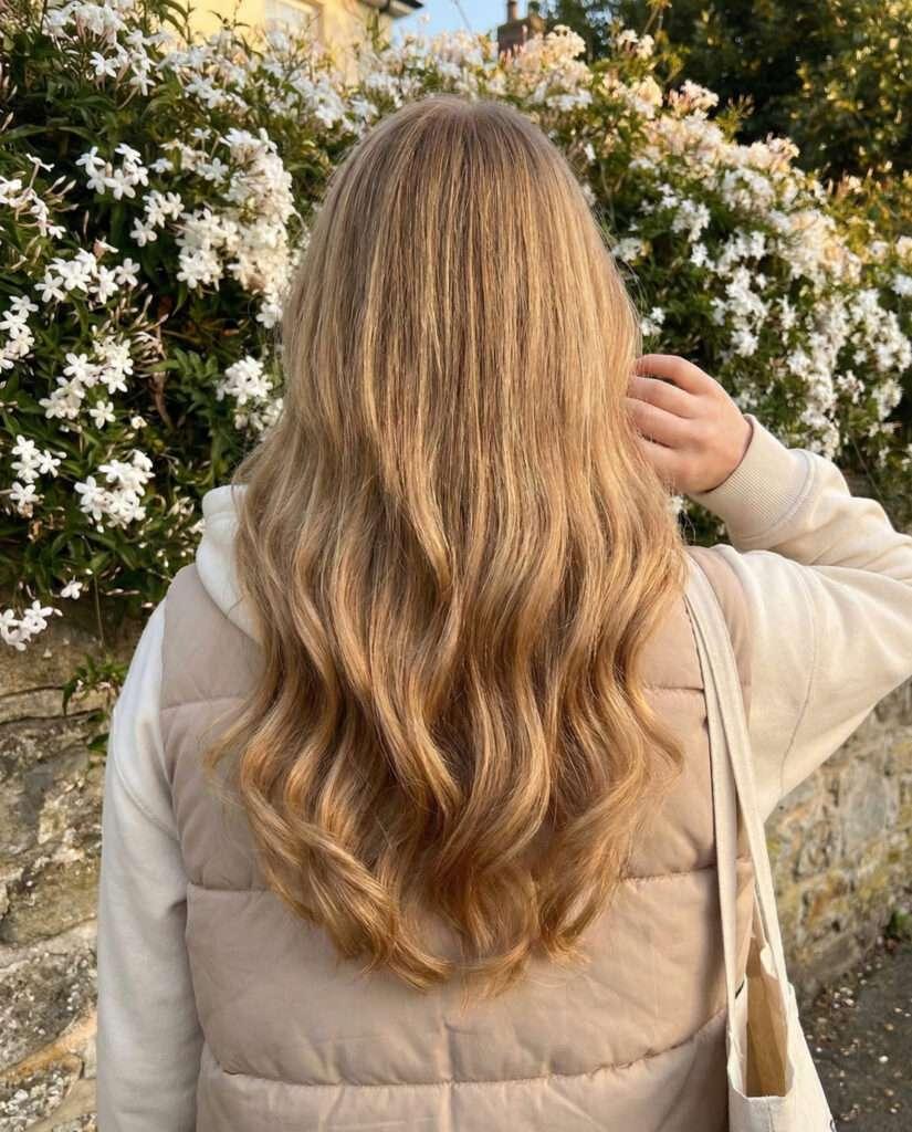 Mulher loira com cabelo ondulado 