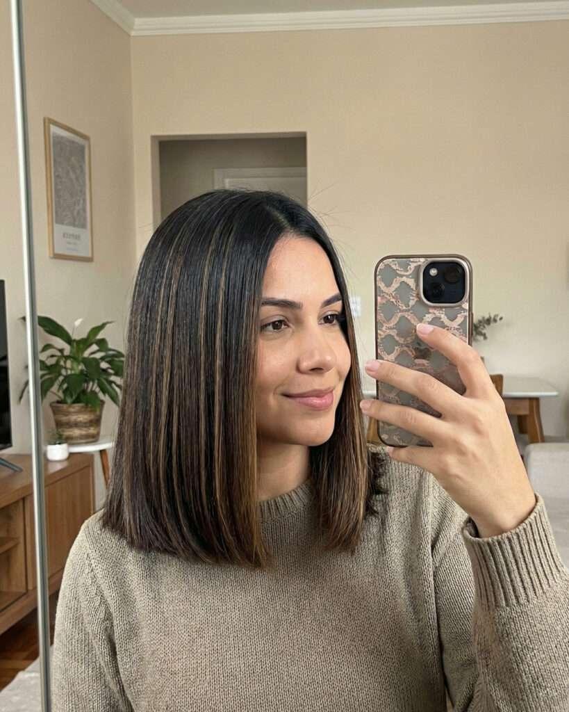 Blunt cut castanho liso na altura dos ombros com ombré sutil