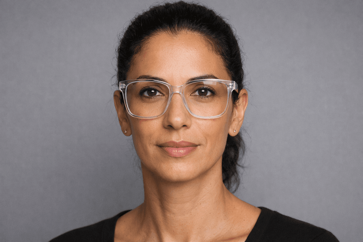 Mulher de rosto oblongo com óculos de armação grande