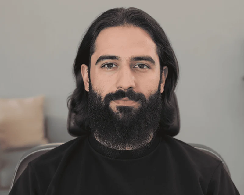 Referência com cabelo longo e barba volumosa