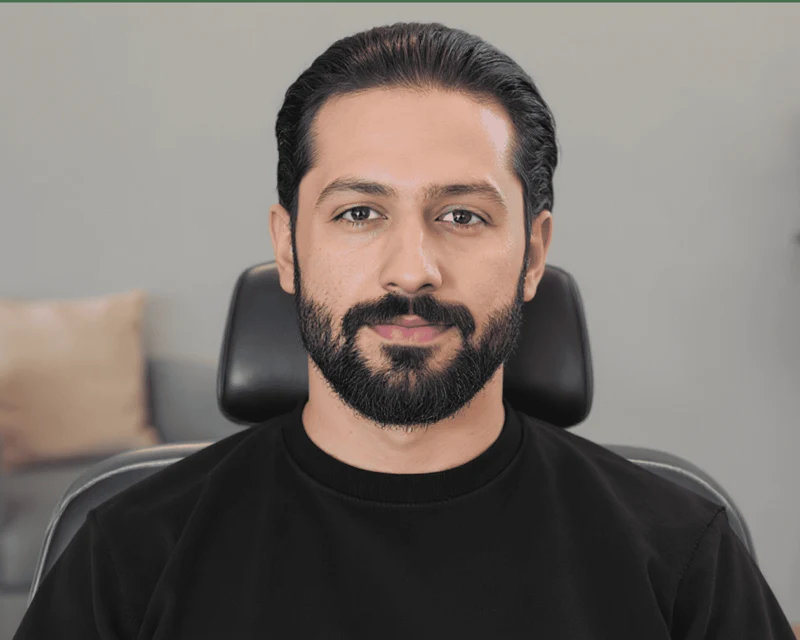 Referência com cabelo curto e barba aparada